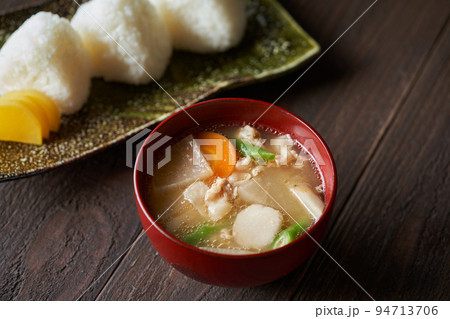 塩おにぎりと豚汁 94713706