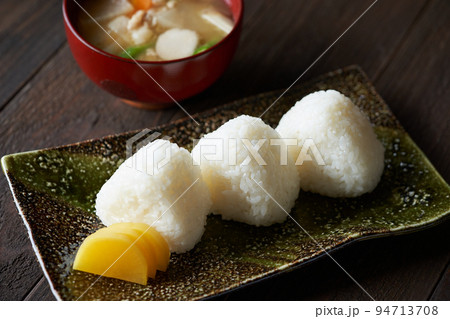 塩おにぎりと豚汁 94713708