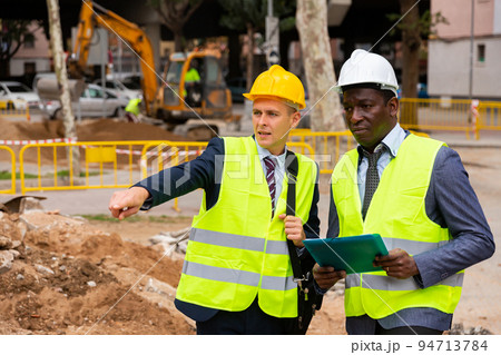 Foreman and engineer having conversation about road paving 94713784