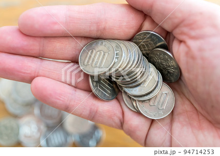 大量の百円玉 94714253