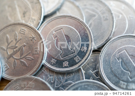 大量の一円玉 94714261
