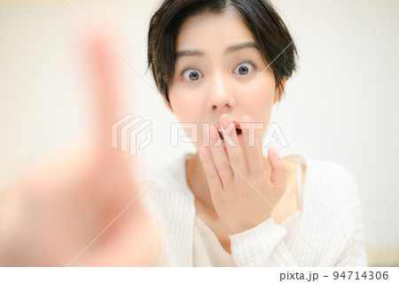 タップする女性のアップ タップする女性のアップ 94714306