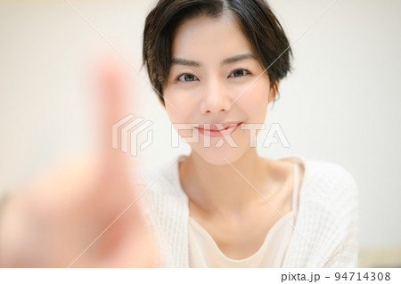 タップする女性のアップ タップする女性のアップ 94714308