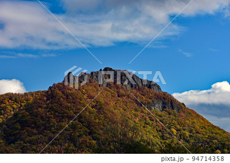 色付いた秋の山。8本の剣に見える切り立った岩の峰々がそびえ立つ八剣山。 94714358