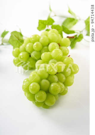 シャインマスカット(葡萄)を白背景で シャインマスカット(葡萄)を白背景で 94714438