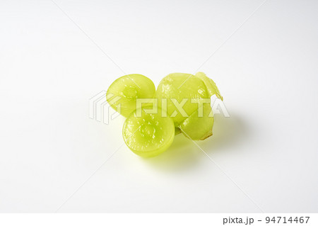 シャインマスカット（葡萄）を白背景で 94714467