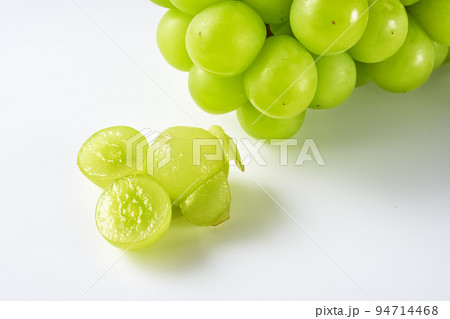 シャインマスカット(葡萄)を白背景で シャインマスカット(葡萄)を白背景で 94714468