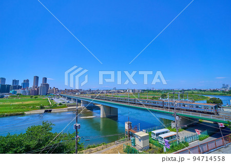 東京都大田区の多摩川から川崎市中原区と東急線方面を見る 94714558