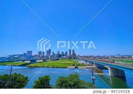 東京都大田区の多摩川から川崎市中原区の高層マンション群と丸子橋を見る 94714559