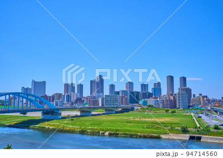 神奈川県川崎市中原区の高層マンション群と丸子橋広場方面を見る 94714560