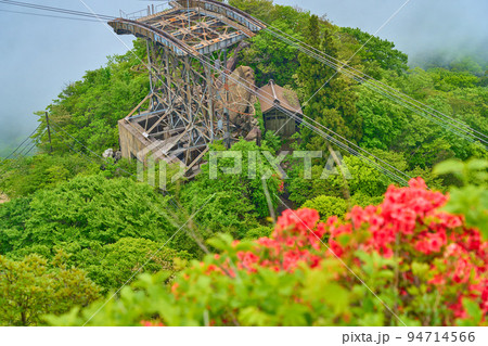 春の筑波山 ツツジ咲く 女体山から屏風岩と安座常神社を見下ろす 94714566