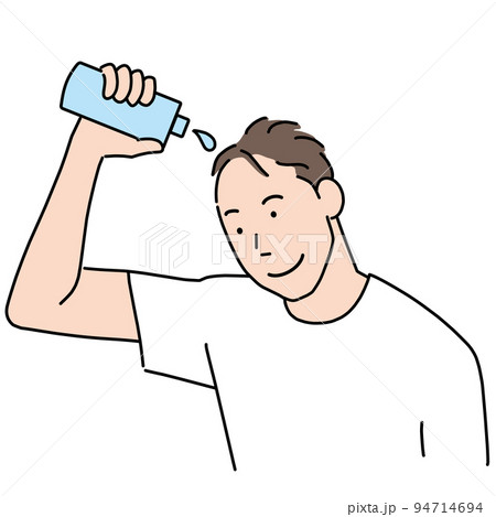 笑顔で育毛剤を使う薄毛の男性 94714694