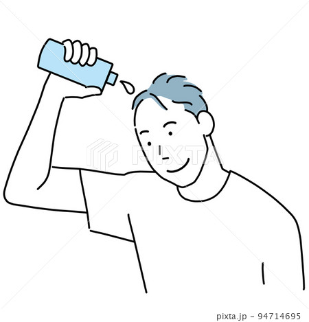 笑顔で育毛剤を使う薄毛の男性 94714695
