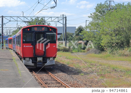 JR鷹ノ巣駅を出発する臨時快速列車 秋田キャラバンMF号 94714861
