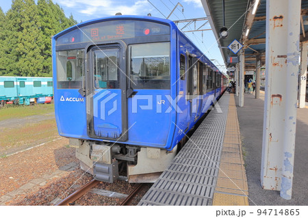 JR鷹ノ巣駅に停車中の臨時快速列車 秋田キャラバンMF号 94714865