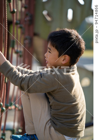 遊具で楽しく遊ぶ小学生 94714866