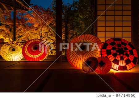京都東山の秋　勝林寺　紅葉と和傘のライトアップ 94714960