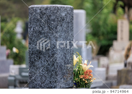 墓に手向けられた花 94714964