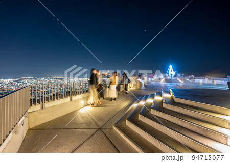 星と街の灯りが輝く藻岩山の山頂展望台からの夜景｜北海道札幌市 94715077
