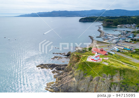 断崖絶壁の岬の突端に立つ紅白色が美しい日和山灯台｜北海道小樽市 94715095
