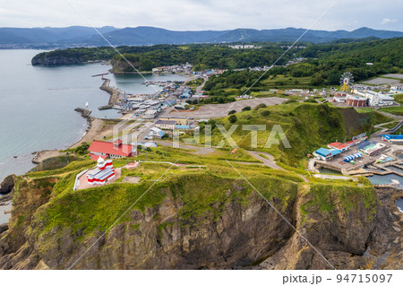 断崖絶壁の岬の突端に立つ紅白色が美しい日和山灯台|北海道小樽市 断崖絶壁の岬の突端に立つ紅白色が美しい日和山灯台|北海道小樽市 94715097