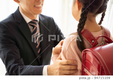 スーツを着た男性と小学生が会話をする様子 スーツを着た男性と小学生が会話をする様子 94715109