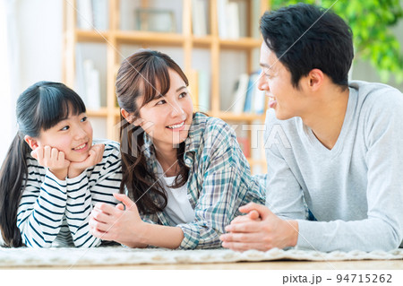 家族 ファミリー 親子 リビング ライフスタイル 家族 ファミリー 親子 リビング ライフスタイル 94715262