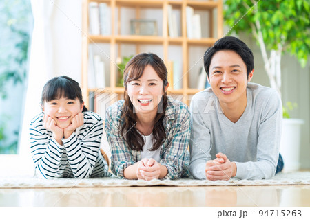 家族 ファミリー 親子 リビング ライフスタイル 家族 ファミリー 親子 リビング ライフスタイル 94715263