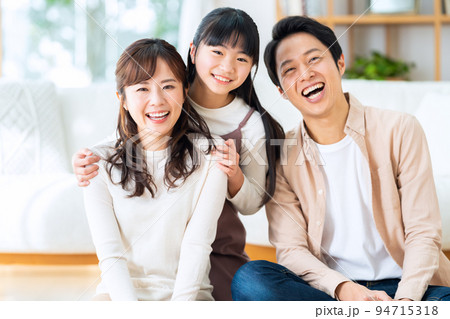 家族　ファミリー　親子　リビング　ライフスタイル 94715318