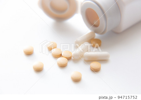 ボトルからこぼれたサプリメントのアップ 94715752
