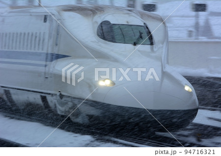 雪の米原駅を通過する東海道新幹線N700A 94716321