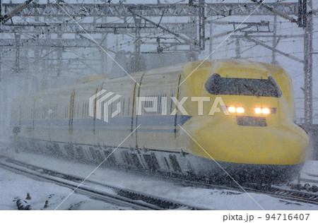 雪の米原駅を通過する923形ドクターイエロー (東海道新幹線 米原, 2022年2月) 雪の米原駅を通過する923形ドクターイエロー (東海道新幹線 米原, 2022年2月) 94716407