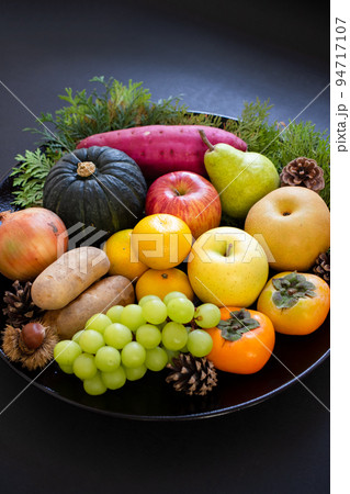 秋の野菜や果物イメージ(3) 94717107