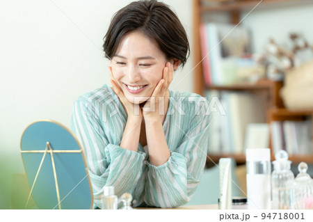 笑顔で鏡を見る女性 笑顔で鏡を見る女性 94718001
