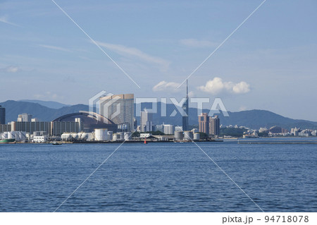 博多湾から見る福岡のウオーターフロント 博多湾から見る福岡のウオーターフロント 94718078