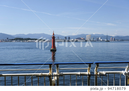 船の甲板から見る福岡のウオーターフロント 94718079