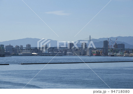 博多湾から見る福岡のウオーターフロント 博多湾から見る福岡のウオーターフロント 94718080