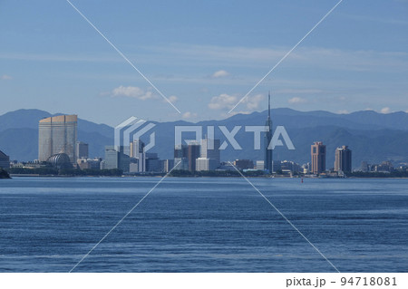 博多湾から見る福岡のウオーターフロント 博多湾から見る福岡のウオーターフロント 94718081