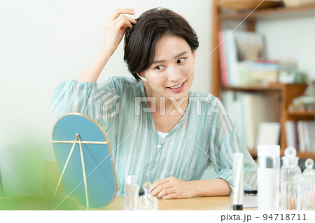 髪を気にする女性 髪を気にする女性 94718711
