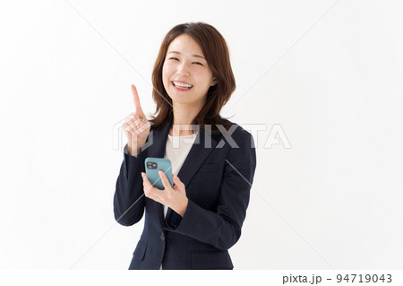 スマホを持つスーツ姿の女性 スマホを持つスーツ姿の女性 94719043