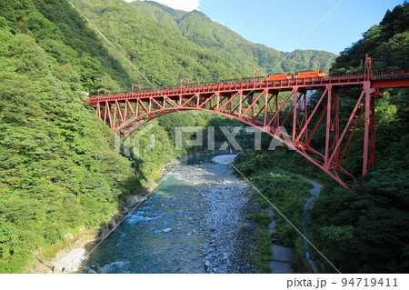 黒部峡谷鉄道 新山彦橋を渡るトロッコ電車 94719411