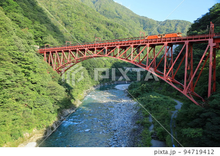 黒部峡谷鉄道 新山彦橋を渡るトロッコ電車 94719412