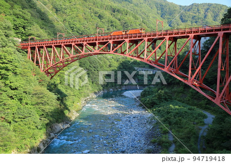 黒部峡谷鉄道 新山彦橋を渡るトロッコ電車 94719418