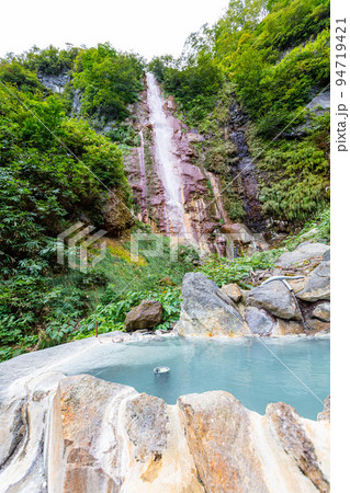 妙高高原の称名滝と赤倉温泉の源泉 妙高高原の称名滝と赤倉温泉の源泉 94719421