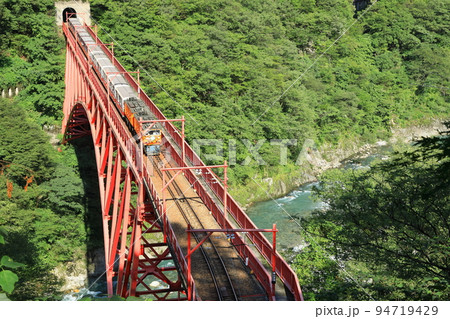 黒部峡谷鉄道 山彦展望台から望むトロッコ電車 94719429
