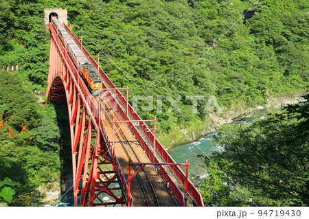 黒部峡谷鉄道 山彦展望台から望むトロッコ電車 94719430