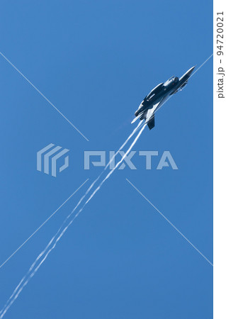 日本の戦闘機F2の急旋回で翼から発生するヴェイパー(縦写真) 94720021