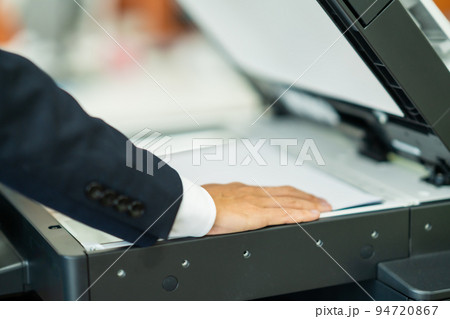 コピー機で機密書類をスキャンするスタッフ　顔無し 94720867