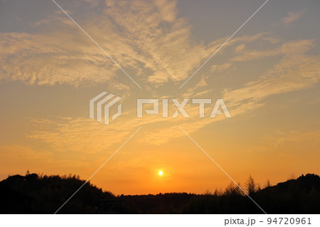夕日と夕焼け空 94720961