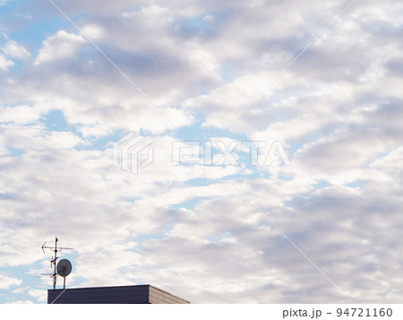 空を覆う鱗雲 94721160